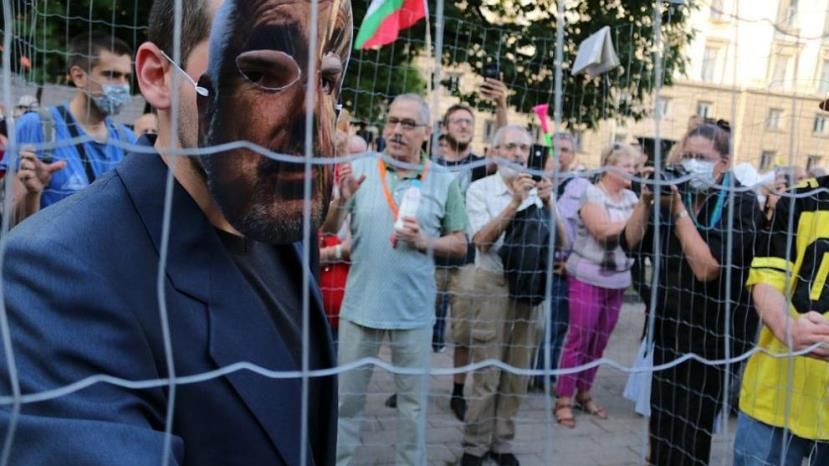 ТАСС: В Болгарии продолжаются многотысячные митинги с требованием отставки правительства страны
