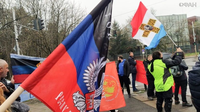 ФАН: Под песню «Священная война» болгары скандировали «НАТО вон» у посольства США