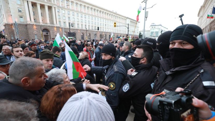 РГ: В Болгарии митингующие попытались взять штурмом здание правительства