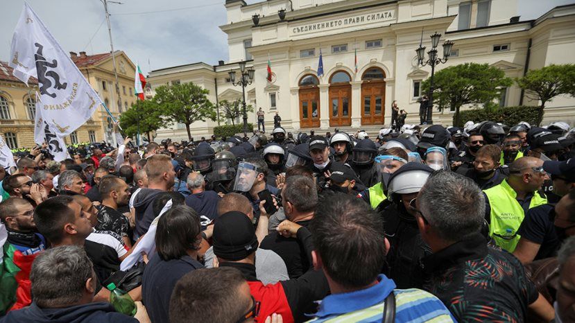РГ: Антиправительственный митинг проходит в центре Софии