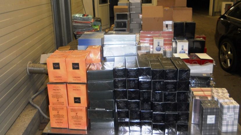 Хиляди контрабандни парфюми и празни опаковки за тях задържаха митническите служители на МП Капитан Андреево