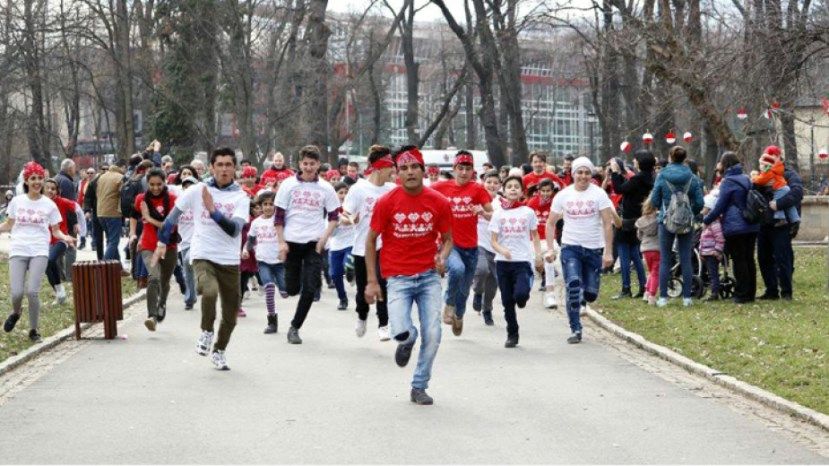 Забавный марафон связывает болгарские традиции и спорт с солидарностью, толерантностью и равенством