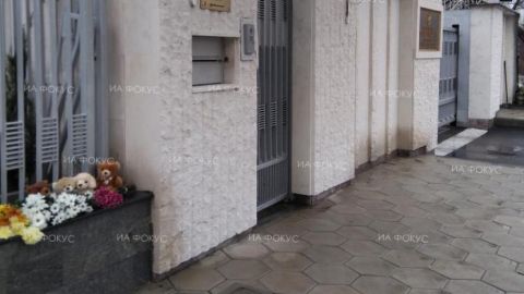 К посольству России в Софии граждане подносят цветы в память невинных жертв пожара в Кемерово