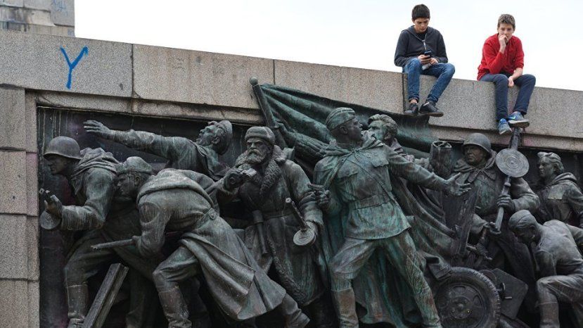 РИА Новости: Почему болгары вступились за памятник Советской Армии