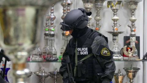 СНС остави в ареста трима души, разследвани за тероризъм и разпространение на тютюн за наргиле