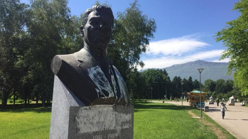 В Болгарии облили краской памятник президенту США