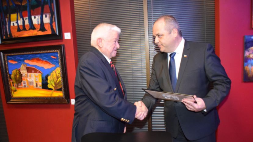 Создатель первого болгарского культурно-информационного центра в Чикаго Шефкет Чападжиев удостоен «Золотой лавровой ветки»
