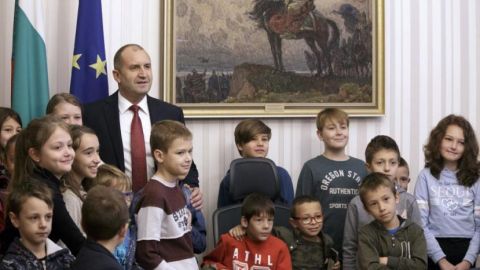 Държавният глава Румен Радев отстъпи стола си на ученици от Хисаря в деня на отворени врати на Администрацията на президента