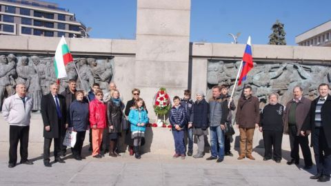 В Бургасе по случаю Дня защитника Отечества возложили цветы к памятнику Неизвестному солдату