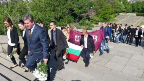 Экс-президент Болгарии возложил цветы к памятнику „Алеши” в Пловдиве