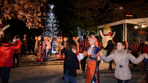 В Пловдиве зажгли рождественскую елку