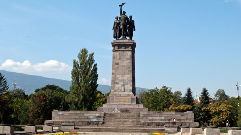 Российский сенатор предложила восстановить и отремонтировать памятник Советской армии в Софии