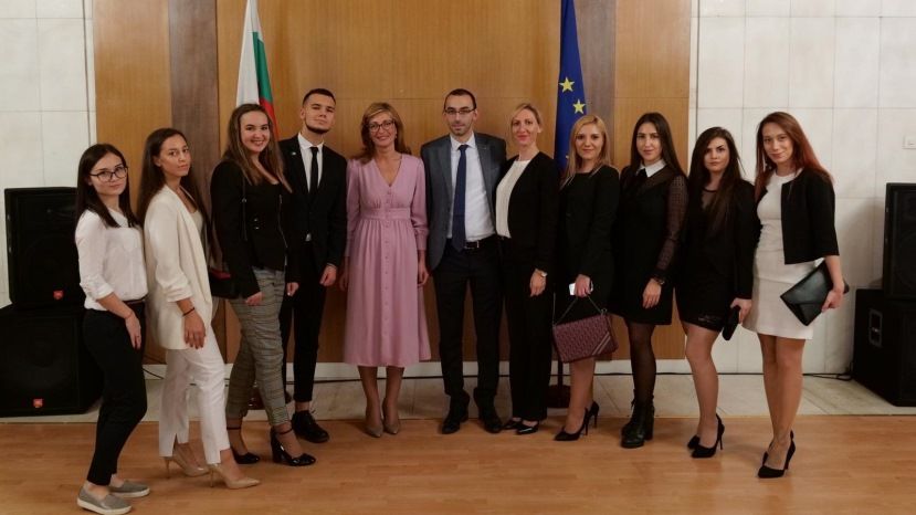 Екатерина Захариева: Надявам се скоро българските студенти в Русия да получат право на работа