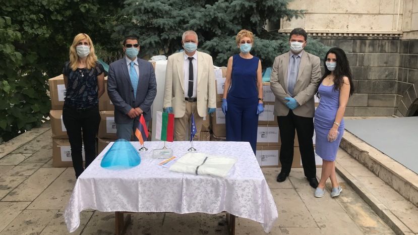 Болгария подарила Армении защитные комплекты для борьбы с коронавирусом