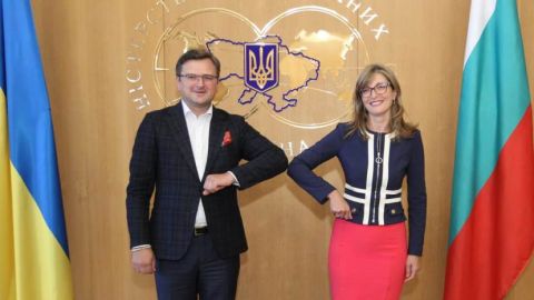 Екатерина Захариева потвърди пред Дмитро Кулеба пълната подкрепа за териториалната цялост на Украйна