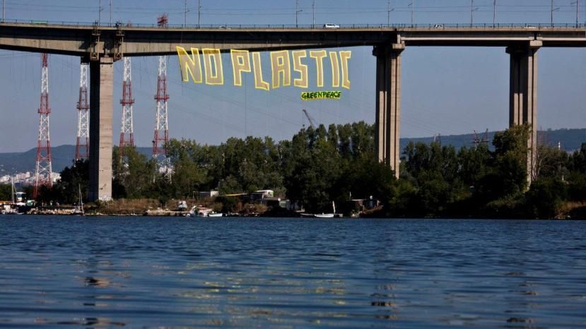 Активисти на Грийнпийс спуснаха 50-метров банер с надпис “NO PLASTIC” от Аспаруховия мост