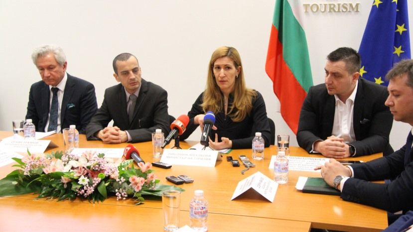 Министър Ангелкова: Започва въвеждането на данните в Единната система за туристическа информация