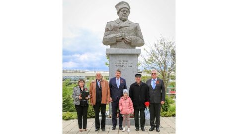 Генералният консул на Руската федерация във Варна поднесе цветя пред паметника на маршал Фьодор Толбухин в „Камчия“