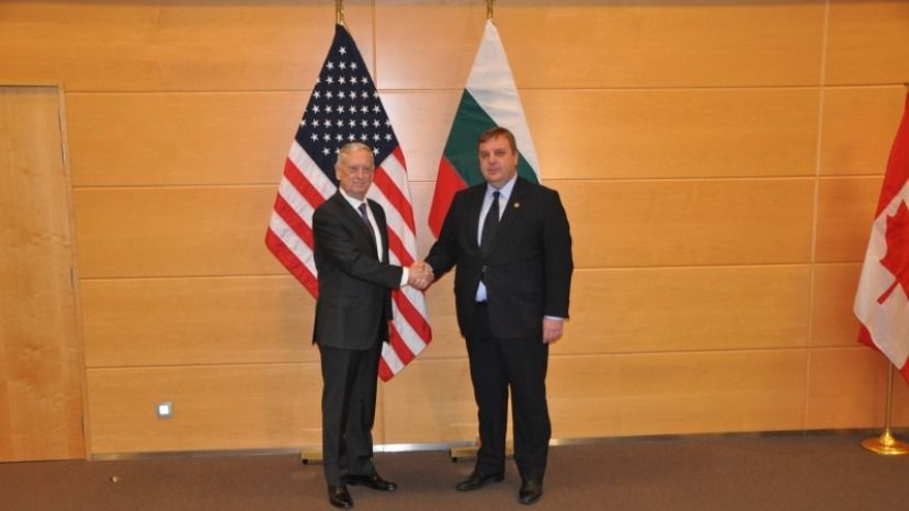 Министърът на отбраната Красимир Каракачанов проведе среща със секретаря по отбраната на САЩ Джеймс Матис