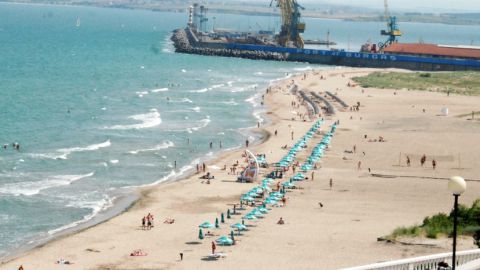И в этом году на Центральном пляже Бургаса зонтики и шезлонги будут бесплатными
