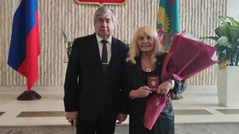 РГ: Болгарской певице Грете Ганчевой вручили паспорт РФ
