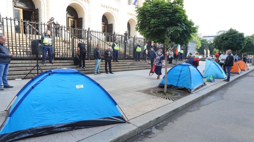 РГ: В Болгарии у здания Верховного суда протестующие разбили палаточный лагерь