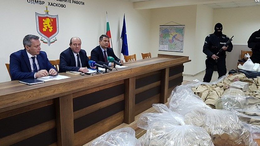 При спецакция на криминалисти на ОДМВР-Хасково и Благоевград е задържано голямо количество хероин и амфетамини