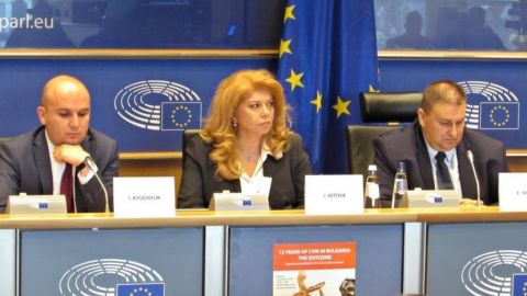 Вице-президент Болгарии призвала к одинаковым критериям в ЕС в отношении верховенства закона