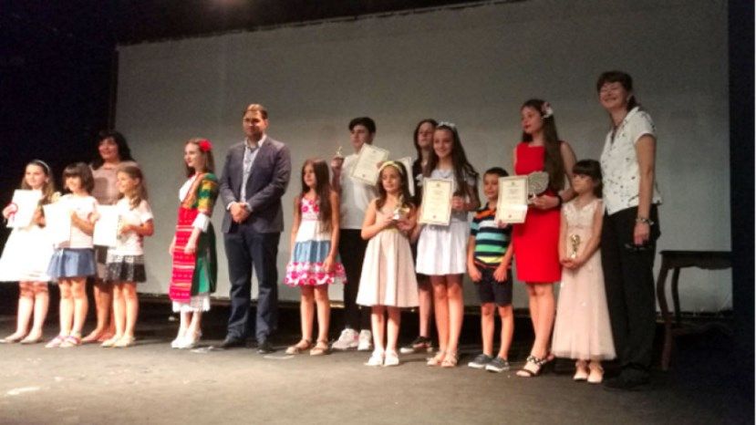 Държавната агенция за българите в чужбина отличи участниците в своите три детски конкурса