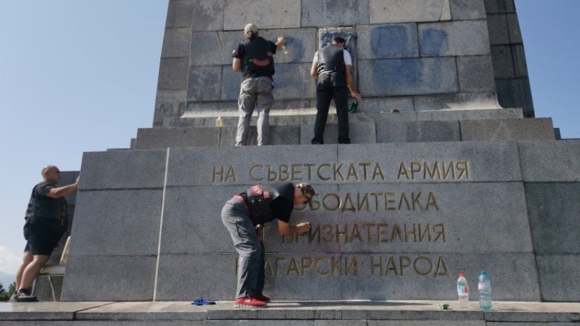 РГ: В Болгарии за памятником Советской армии ухаживает Ленин