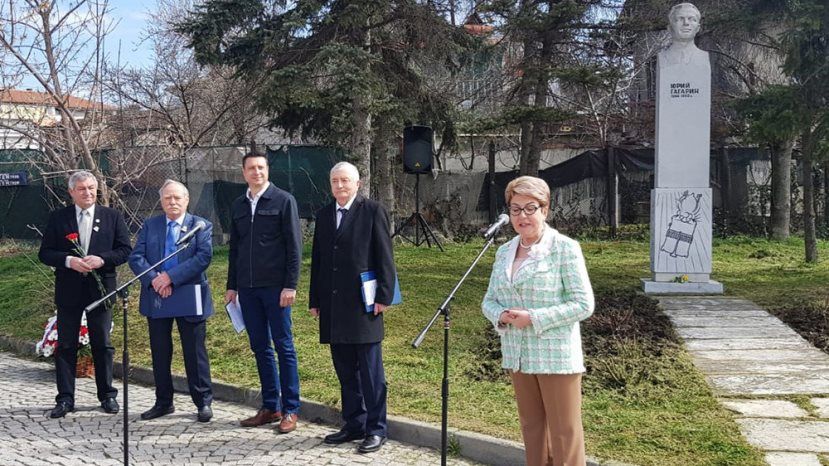 РГ: В Болгарии состоялось возложение цветов у памятника Гагарину