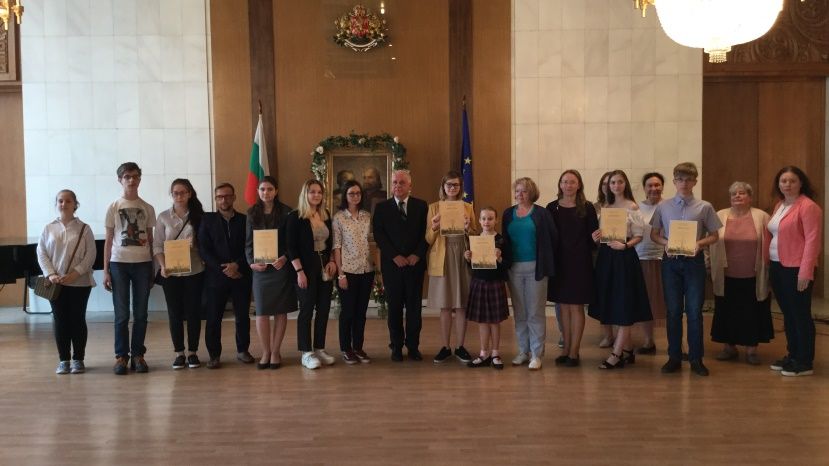 Победителите в Олимпиада по български език бяха наградени в посолството ни в Москва