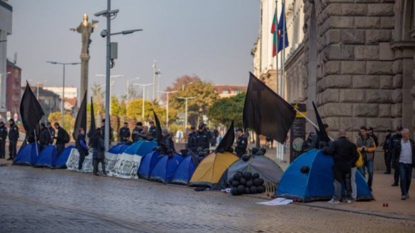 В центре Софии проходит акция протеста родителей детей-инвалидов