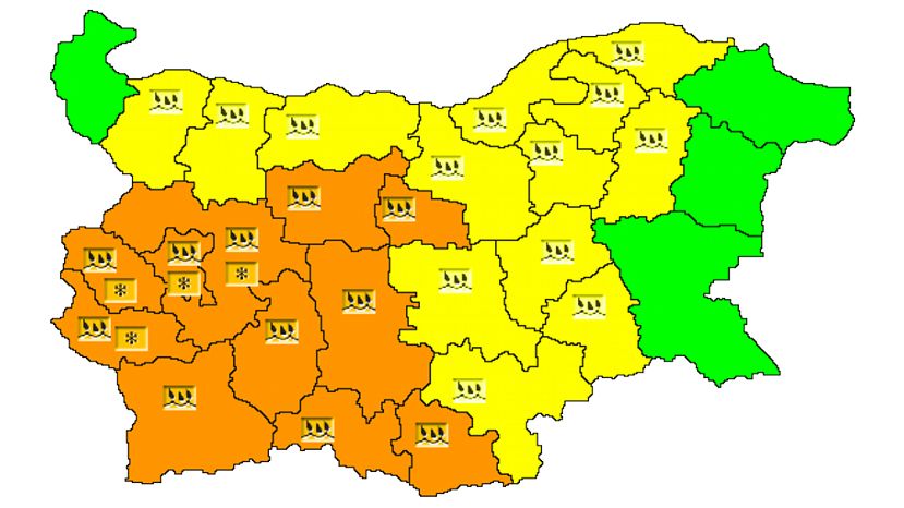 Из-за интенсивных осадков в 11 областях Болгарии объявлен „оранжевый“ уровень опасности
