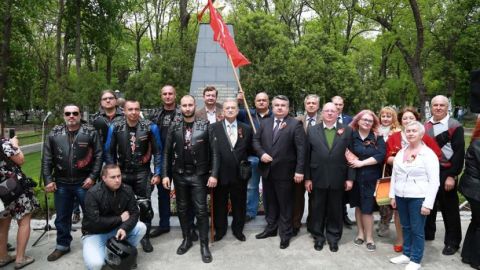 В Варне День Победы отметили возложением венков и цветов и „Бессмертным полком”