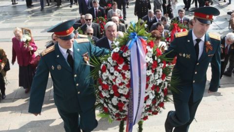 Стотици граждани поднесоха цветя и венци пред паметника на Съветската армия