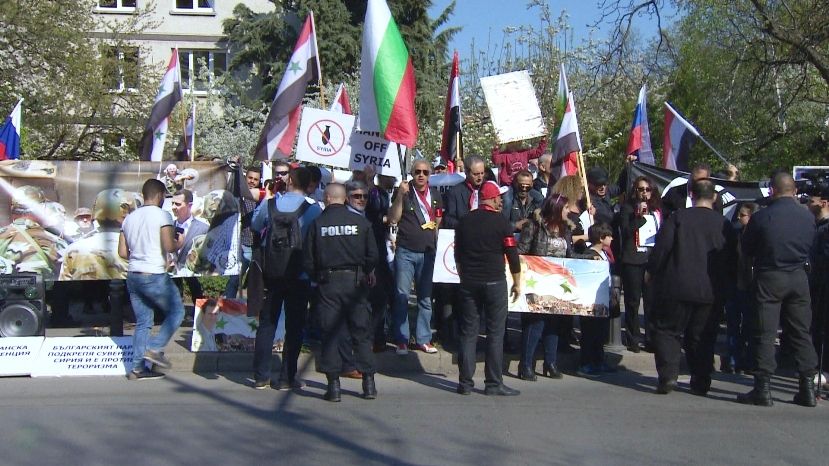 протест перед посольством США в Софии