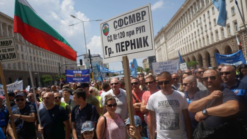 В Болгарии полицейские в свой профессиональный праздник вышли на протест