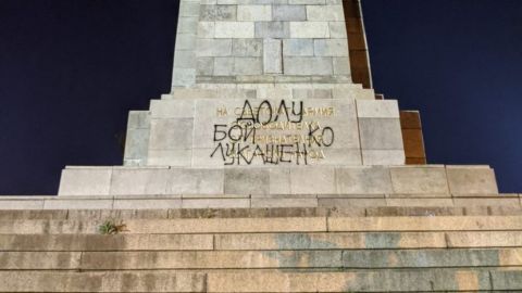 "Долу Бой/Лукашен/ко" - послание се появи върху паметника на Съветската армия