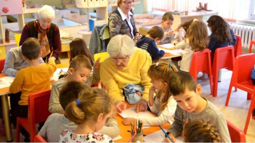 Бабушки из Дома престарелых рассказывают сказки в детских садах Пловдива