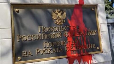 Экс-депутат залил красной краской табличку посольства России в Болгарии