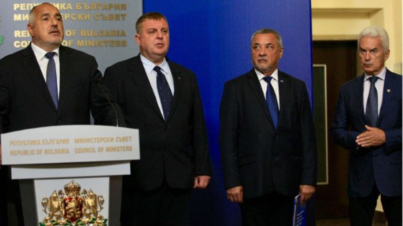 В Болгарии коалиционный совет решил освободить всех трех министров, подавших в отставку