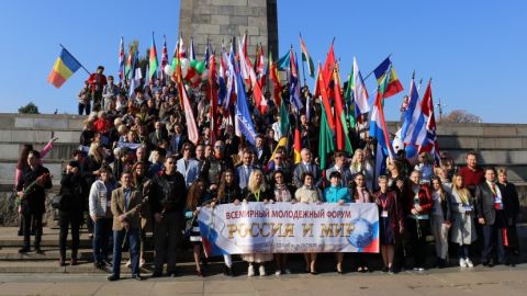 Молодые российские соотечественники возложили цветы к памятникам совместной российско-болгарской истории
