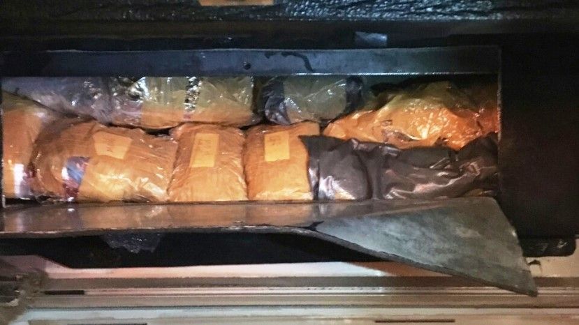 Над 3,8 кг контрабандно злато в тайник на автобус откриха митнически служители на МП Капитан Андреево