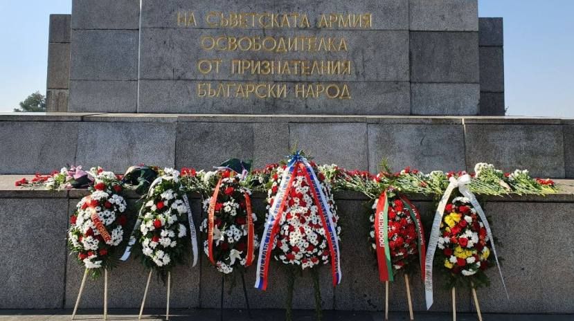 В Софии в День защитника Отечества возложили венки к памятнику Советской армии