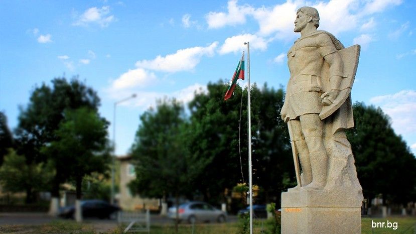 Паметникът на Момчил войвода в Момчилград