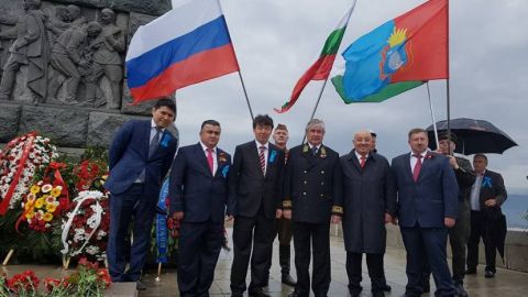 Празник в дъжда под паметника на Альоша в Пловдив