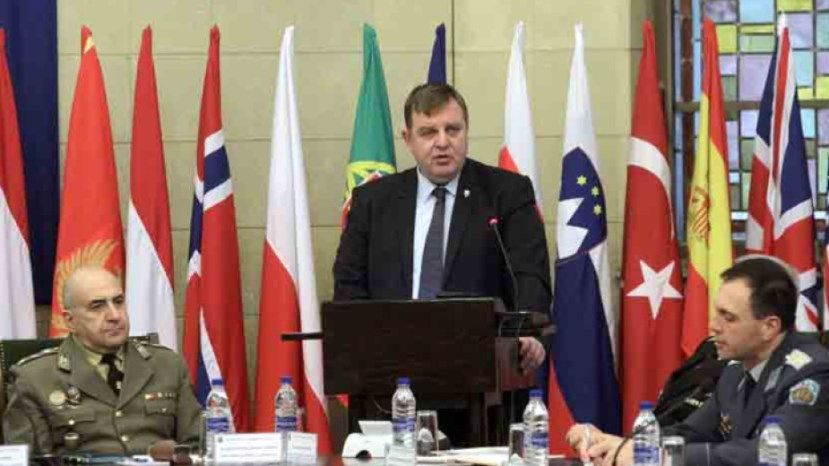 Министр обороны Болгарии призвал не политизировать армию