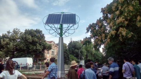 В центре Варны появилось бесплатное зарядное устройство на солнечной энергии