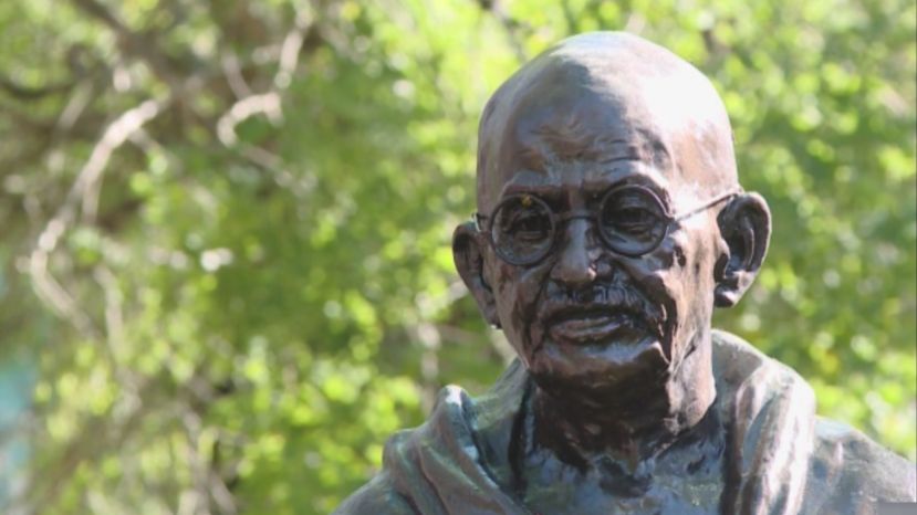 В Болгарии украли очки со статуи Махатмы Ганди